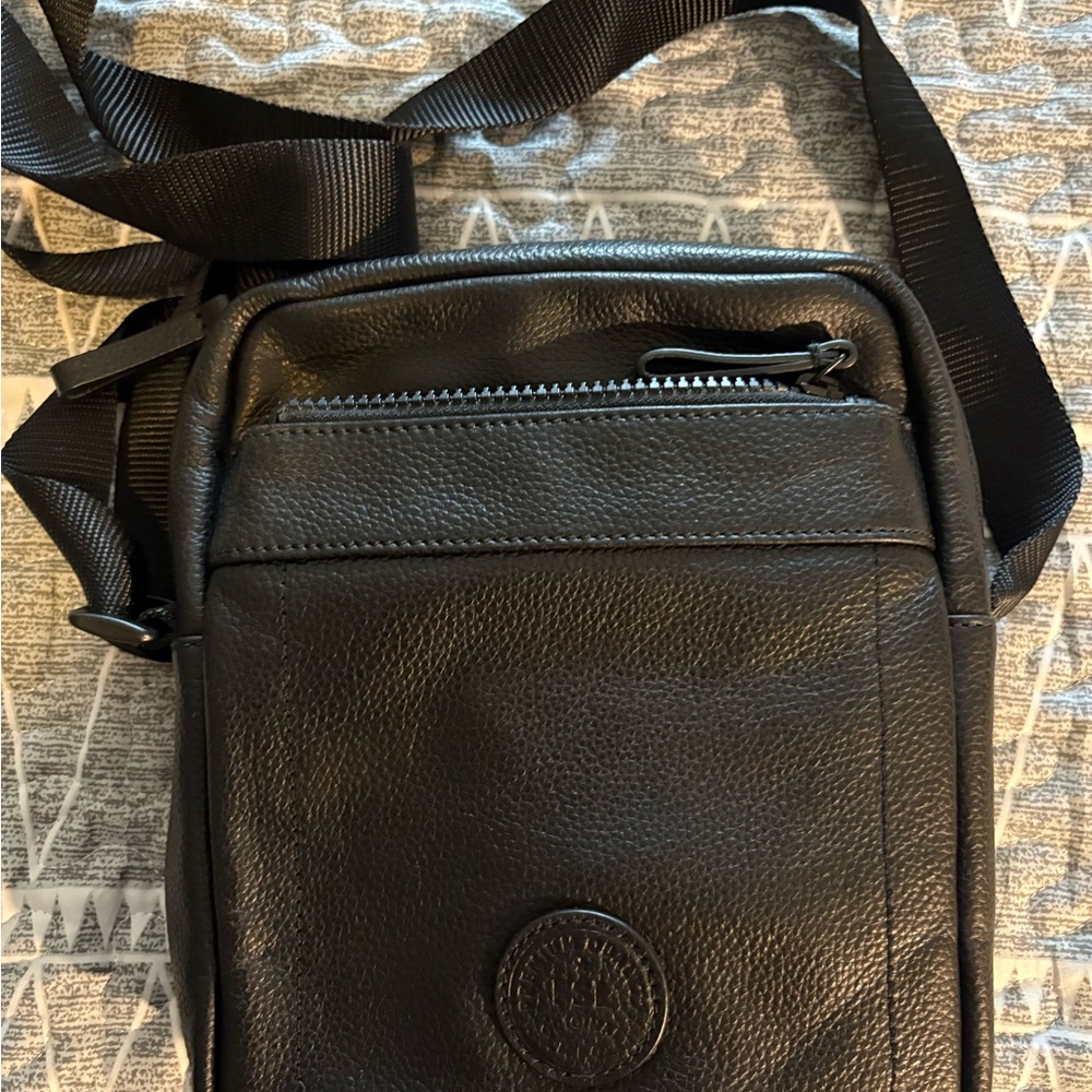 Fossil Black Messenger Bag with Structured Design and Metal Hardware